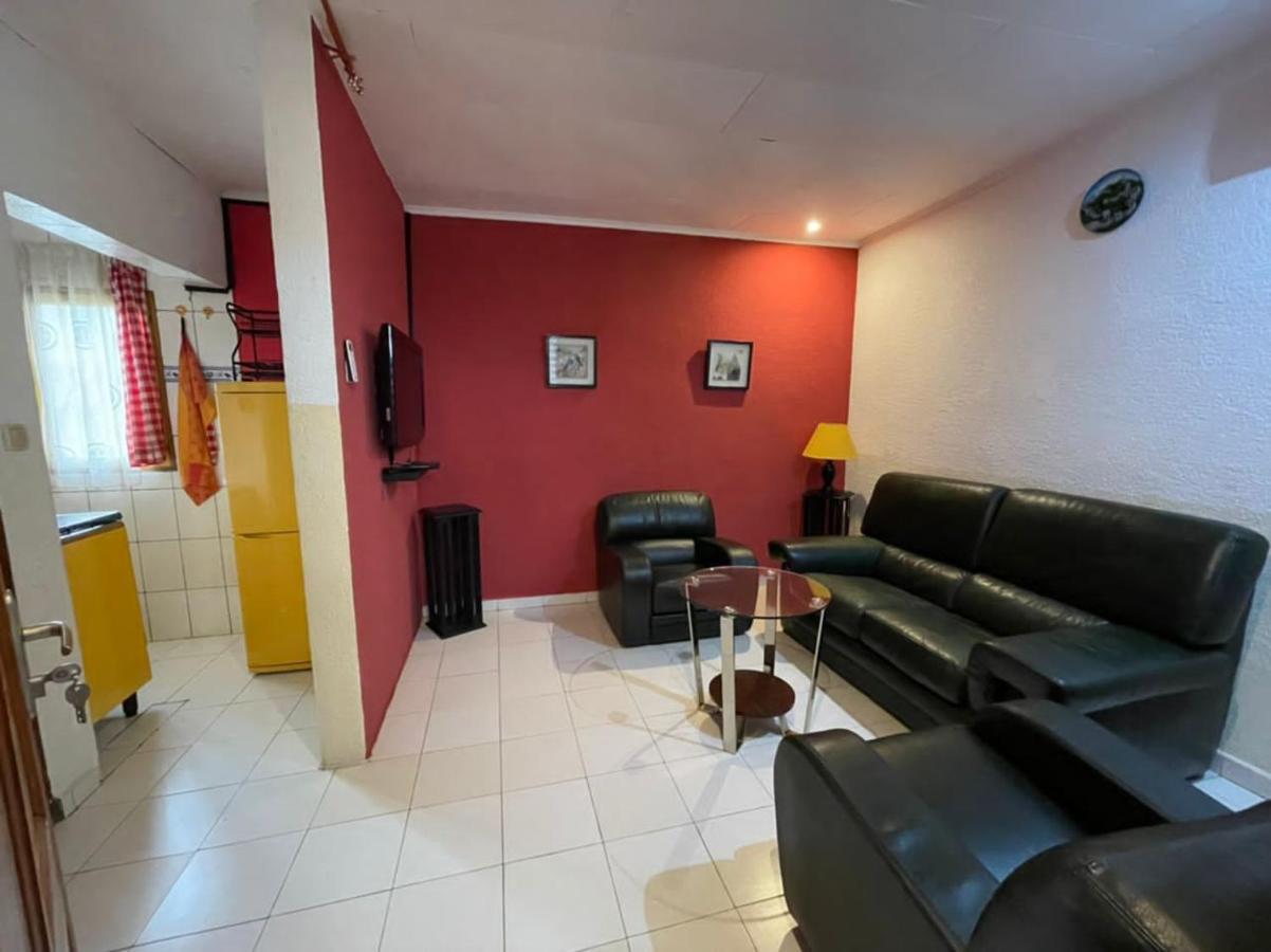 Homestay Studio Яунде Экстерьер фото